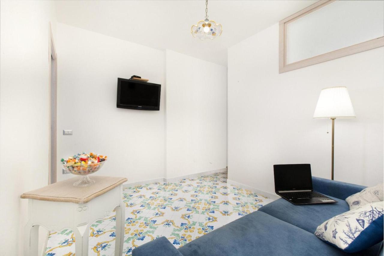 Millie Sorrento Suites Bagian luar foto